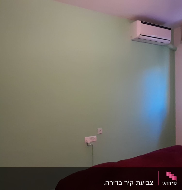 קיר צבוע בצבע ירוק בהיר בחדר